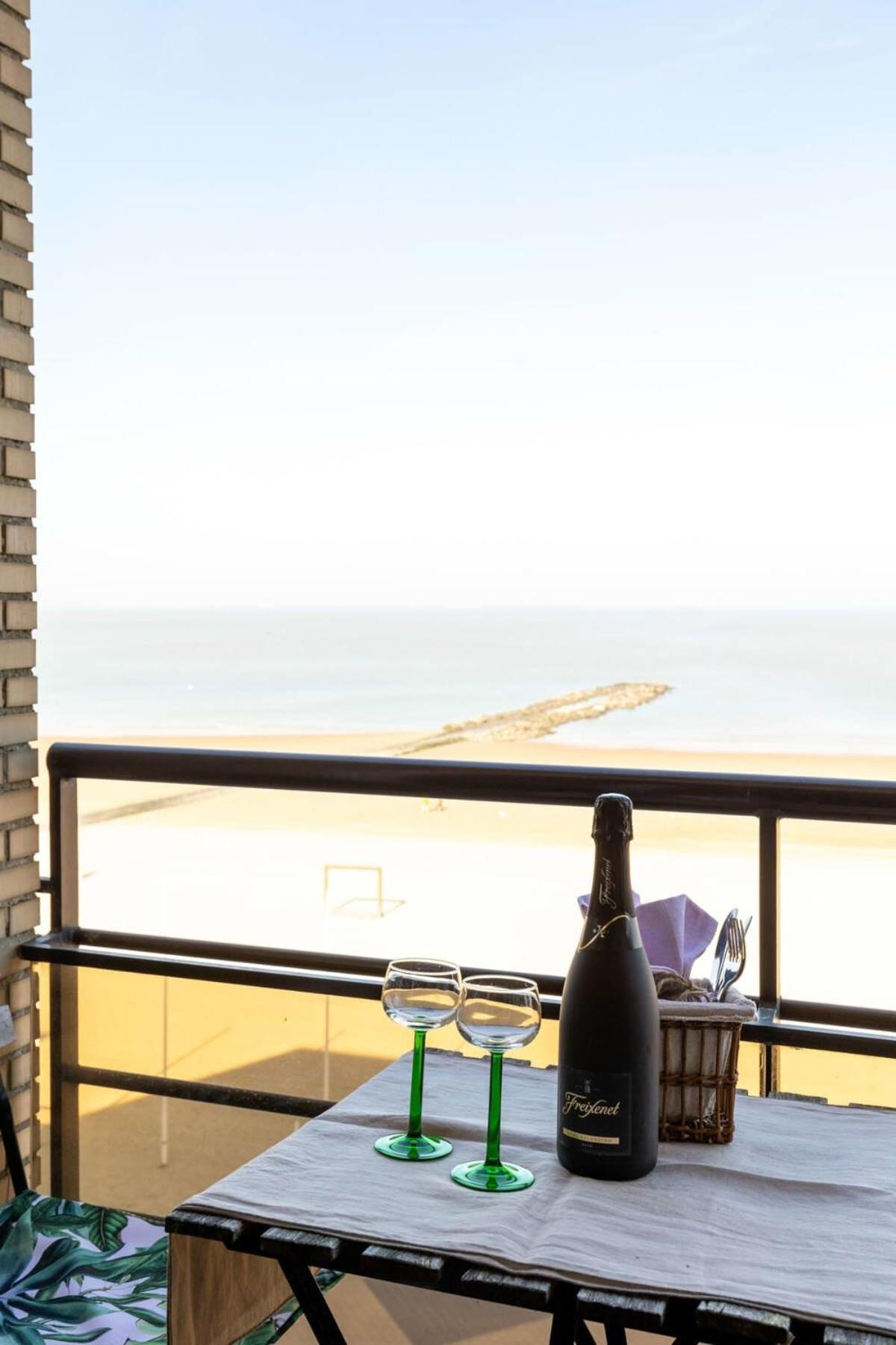 Huswell - Beautiful Spacious Studio With Frontal Sea View Кнокке-Хейст Экстерьер фото